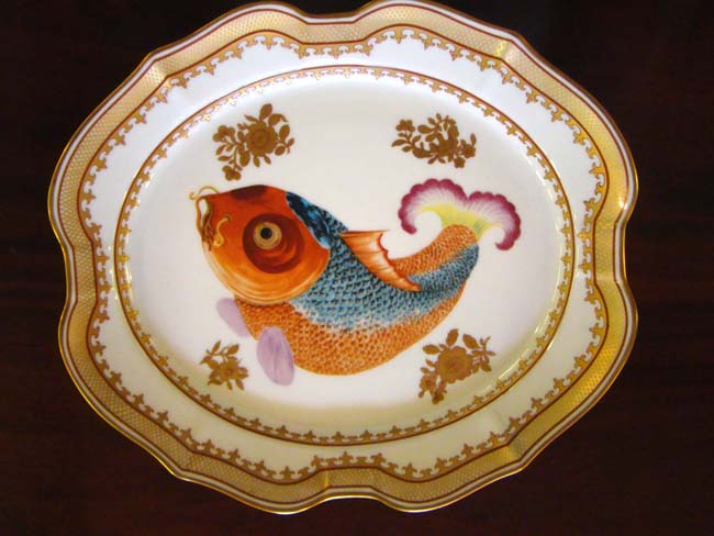 A lovely 18th century Chinese Export armorial style 11" serving plate by Mottahedeh